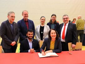 Katarina Barley MdEP, Sebastian Cuny MdL und Assad Hussain Bundestagskandidat beim Gästebucheintrag